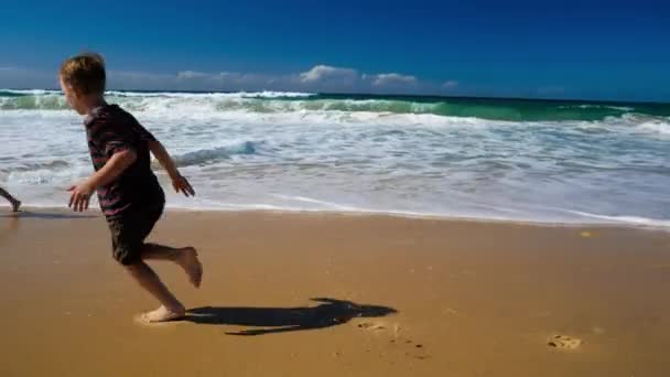 Chicos corriendo en la playa — Vídeos de Stock