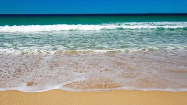 Playa desierta con olas — Vídeos de Stock