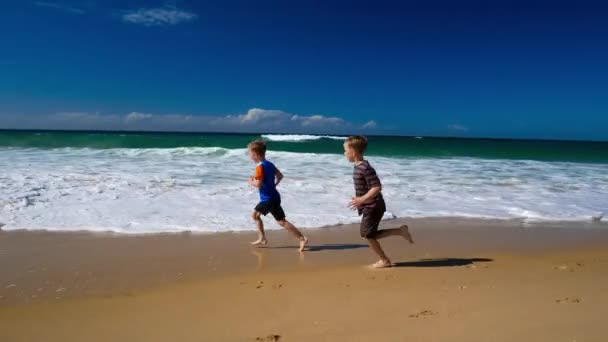 Jongens lopen op het strand — Stockvideo