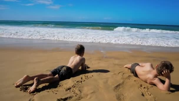 Meninos ficando molhados pela onda — Vídeo de Stock