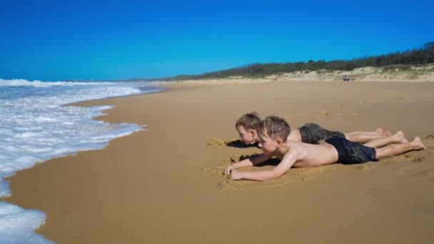 Garçons se mouiller par la vague — Video