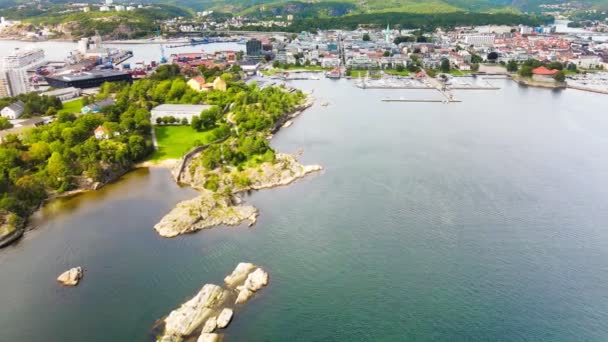 Drone Antenn Över Kristiansand Och Kvadraturen Från Oderoya Norge — Stockvideo