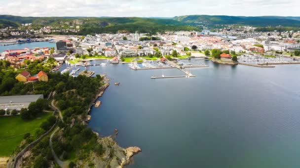 Drone Antenn Över Kristiansand Och Kvadraturen Från Oderoya Norge — Stockvideo