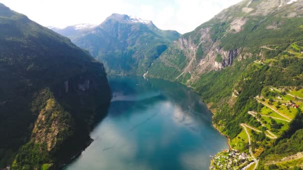挪威Geirangerfjord的Geiranger峡湾全景和无人驾驶景观 — 图库视频影像