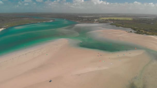 オーストラリア クイーンズランド州のエリオットヘッドビーチと川のドローンの空中ビュー — ストック動画