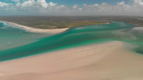 オーストラリア クイーンズランド州のエリオットヘッドビーチと川のドローンの空中ビュー — ストック動画