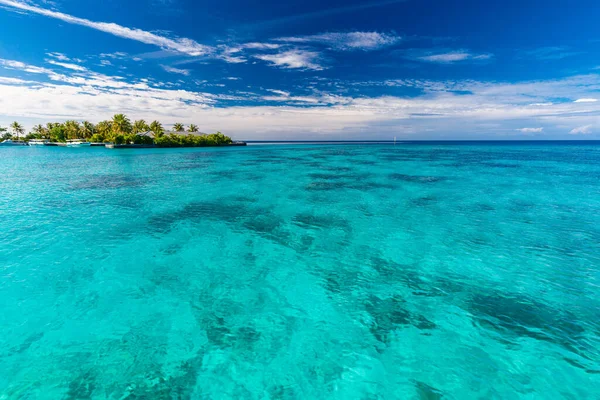 Белый Песчаный Пляж Мальдивах Удивительной Голубой Лагуной Голубым Небом — стоковое фото