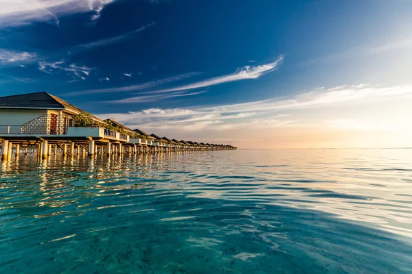 Όμορφη Καλοκαιρινή Παραλία Παράδεισος Αμμώδη Παραλία Και Βίλες Και Λιμνοθάλασσα — Φωτογραφία Αρχείου