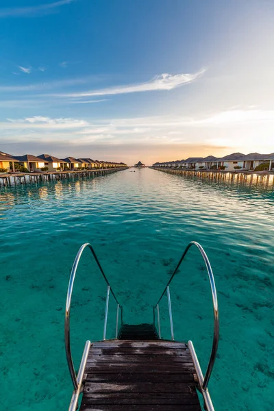 Jetty Yüzme Adası Maldivler Deki Tropikal Bir Tatil Adasında — Stok fotoğraf