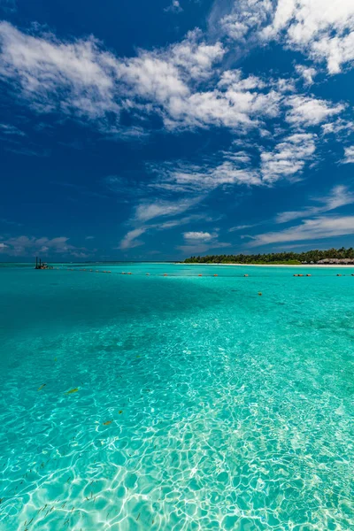 Schönes Sommer Strandparadies Mit Sandstrand Und Villen Und Lagune — Stockfoto