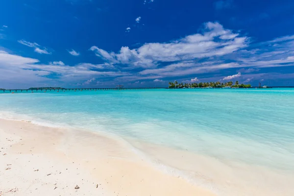Spiaggia Sabbia Bianca Alle Maldive Con Splendida Laguna Blu Cielo — Foto Stock