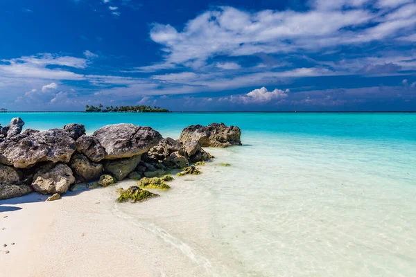 Witte Zandstrand Malediven Met Verbazingwekkende Blauwe Lagune Blauwe Lucht — Stockfoto