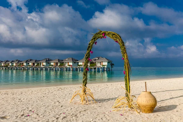 Vit Sandstrand Maldiverna Med Fantastisk Blå Lagun Och Blå Himmel — Stockfoto