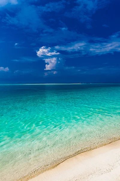 马尔代夫的白色沙滩 有着令人惊奇的蓝色泻湖和蓝天 — 图库照片
