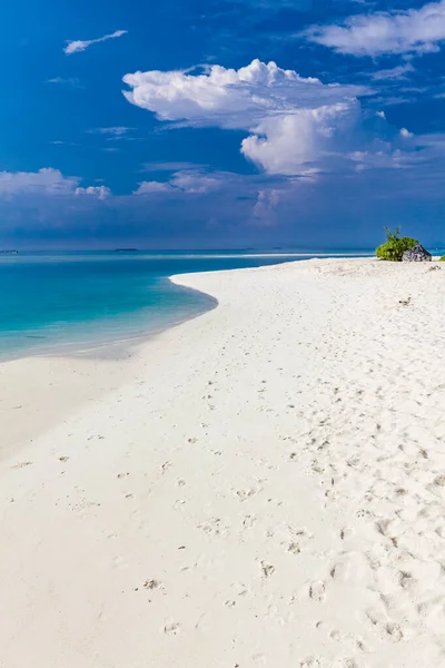Белый Песчаный Пляж Мальдивах Удивительной Голубой Лагуной Голубым Небом — стоковое фото