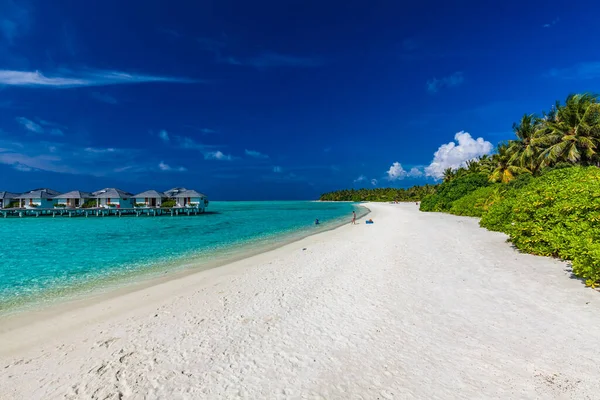 Witte Zandstrand Malediven Met Verbazingwekkende Blauwe Lagune Blauwe Lucht — Stockfoto