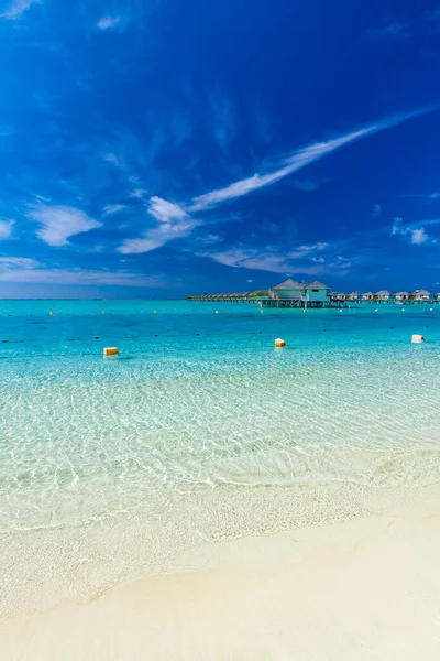 Witte Zandstrand Malediven Met Verbazingwekkende Blauwe Lagune Blauwe Lucht — Stockfoto