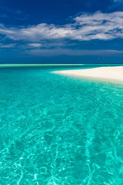 Vit Sandstrand Maldiverna Med Fantastisk Blå Lagun Och Blå Himmel — Stockfoto