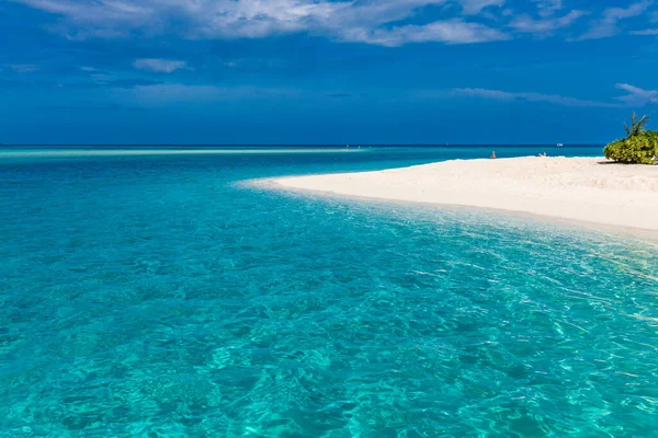 Maldivler Deki Beyaz Kumlu Sahil Mavi Göl Mavi Gökyüzü — Stok fotoğraf