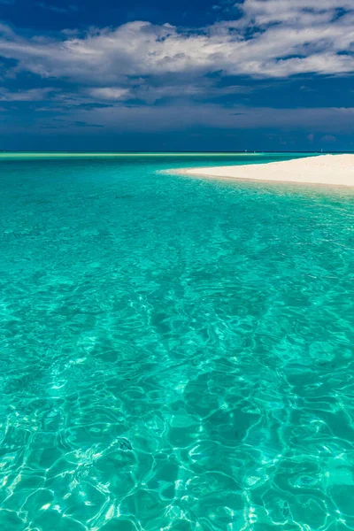 Vit Sandstrand Maldiverna Med Fantastisk Blå Lagun Och Blå Himmel — Stockfoto