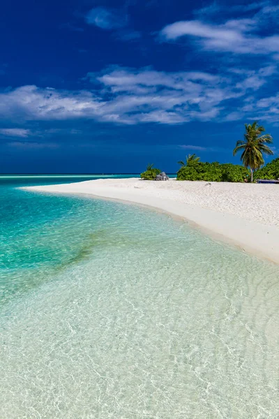 Witte Zandstrand Malediven Met Verbazingwekkende Blauwe Lagune Blauwe Lucht — Stockfoto