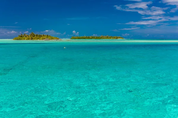 Witte Zandstrand Malediven Met Verbazingwekkende Blauwe Lagune Blauwe Lucht — Stockfoto