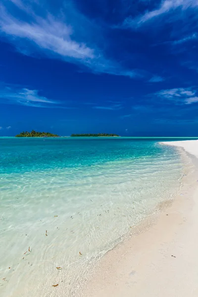 Biała Piaszczysta Plaża Malediwach Niesamowitą Błękitną Laguną Błękitnym Niebem — Zdjęcie stockowe