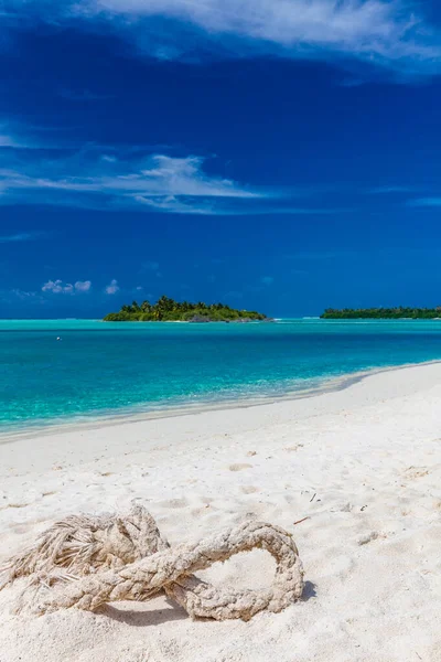 Witte Zandstrand Malediven Met Verbazingwekkende Blauwe Lagune Blauwe Lucht — Stockfoto