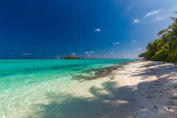 Bílá Písečná Pláž Maledivách Úžasnou Modrou Lagunou Modrou Oblohou — Stock fotografie
