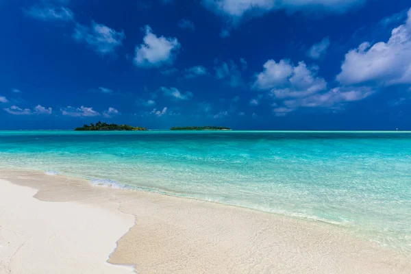 Praia Areia Branca Maldivas Com Incrível Lagoa Azul Céu Azul — Fotografia de Stock