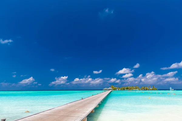 Jetty Över Simning Atoll Och Tropisk Resort Maldiverna — Stockfoto