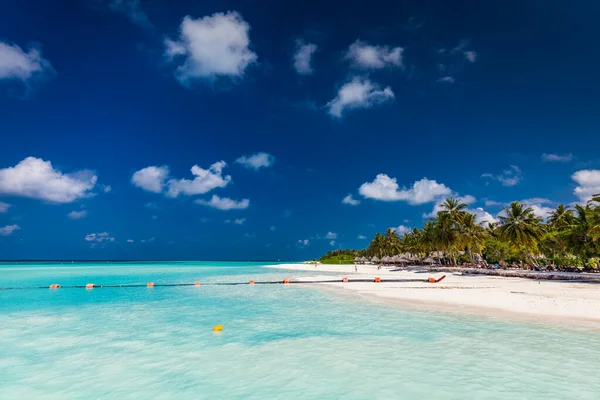 Vit Sandstrand Maldiverna Med Fantastisk Blå Lagun Och Blå Himmel — Stockfoto