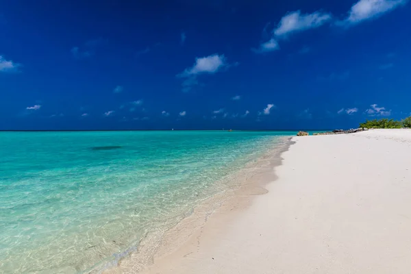 Bílá Písečná Pláž Maledivách Úžasnou Modrou Lagunou Modrou Oblohou — Stock fotografie