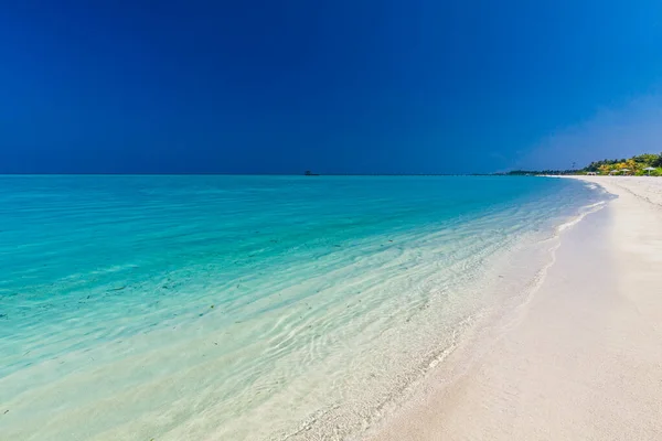 Witte Zandstrand Malediven Met Verbazingwekkende Blauwe Lagune Blauwe Lucht — Stockfoto