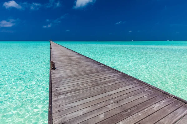 Jetty Sobre Atol Natação Uma Ilha Resort Tropical Maldivas — Fotografia de Stock