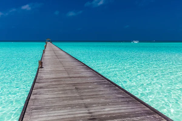 Jetty Sobre Atolón Natación Una Isla Balnearia Tropical Maldivas — Foto de Stock