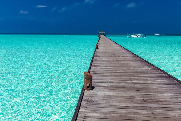 Jetty Sobre Atol Natação Uma Ilha Resort Tropical Maldivas — Fotografia de Stock