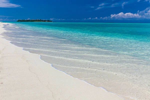 Praia Areia Branca Maldivas Com Incrível Lagoa Azul Céu Azul — Fotografia de Stock