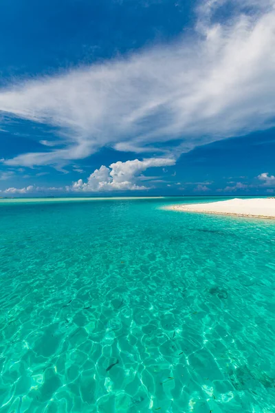 Biała Piaszczysta Plaża Malediwach Niesamowitą Błękitną Laguną Błękitnym Niebem — Zdjęcie stockowe