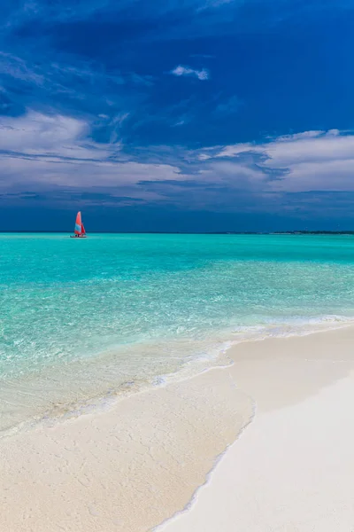 Praia Areia Branca Maldivas Com Incrível Lagoa Azul Céu Azul — Fotografia de Stock