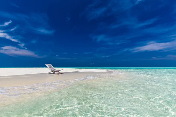 モルディブの白い砂浜に青いラグーンと青い空 — ストック写真