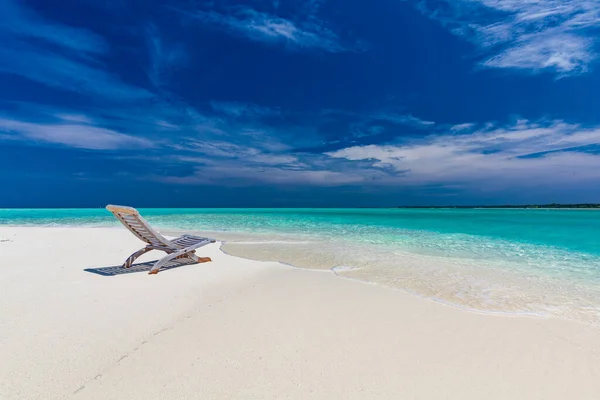 Vit Sandstrand Maldiverna Med Fantastisk Blå Lagun Och Blå Himmel — Stockfoto