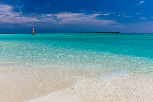 Praia Areia Branca Maldivas Com Incrível Lagoa Azul Céu Azul — Fotografia de Stock