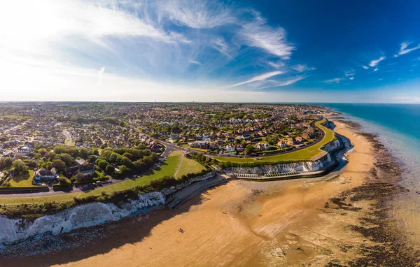 晴れた日のビーチや白い崖のドローンの空中ビュー マーゲート イギリス イギリス — ストック写真