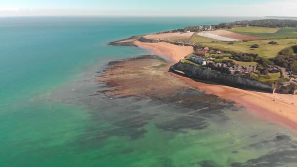 Drone Vista Aérea Playa Acantilados Blancos Día Soleado Margate Inglaterra — Vídeo de stock
