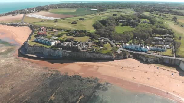 Drone Vista Aérea Playa Acantilados Blancos Día Soleado Margate Inglaterra — Vídeos de Stock