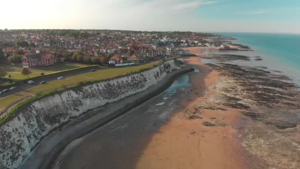 Drone Luchtfoto Van Het Strand Witte Kliffen Zonnige Dag Margate — Stockvideo