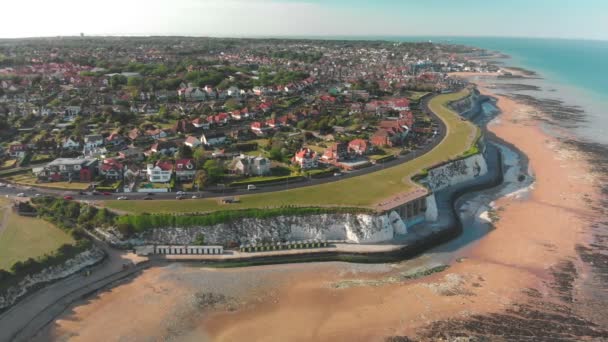 Drone Vista Aérea Playa Acantilados Blancos Día Soleado Margate Inglaterra — Vídeos de Stock