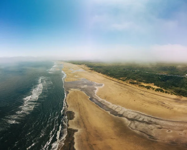 Сонячні Скелі Пляж Чорних Гористих Скелях Пляжі Під Землі — стокове фото