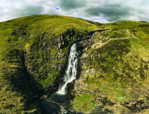 スコットランドのモファット近くの滝 灰色の海の尾の空中写真 — ストック写真